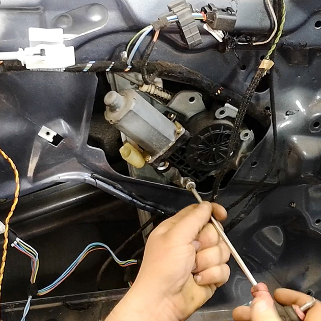 Etape-2-Remplacer-facilement-le-leve-vitre-avant-pour-BMW-Serie-3-E46