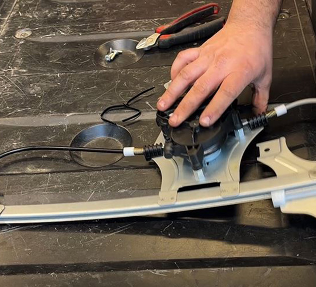etape 3_comment fixer l ancien moteur de leve vitre sur le nouveau leve vitre de peugeot 508